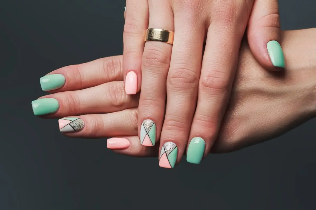 Für diejenigen, die es auffälliger mögen, sind geometrische Muster und Linien ein Muss. Kombiniere kühne Farben wie kräftiges Rot oder lebendiges Blau mit klaren Linien, Dreiecken oder anderen geometrischen Formen. Dieser Trend verleiht deinen Nägeln eine moderne und avantgardistische Note.