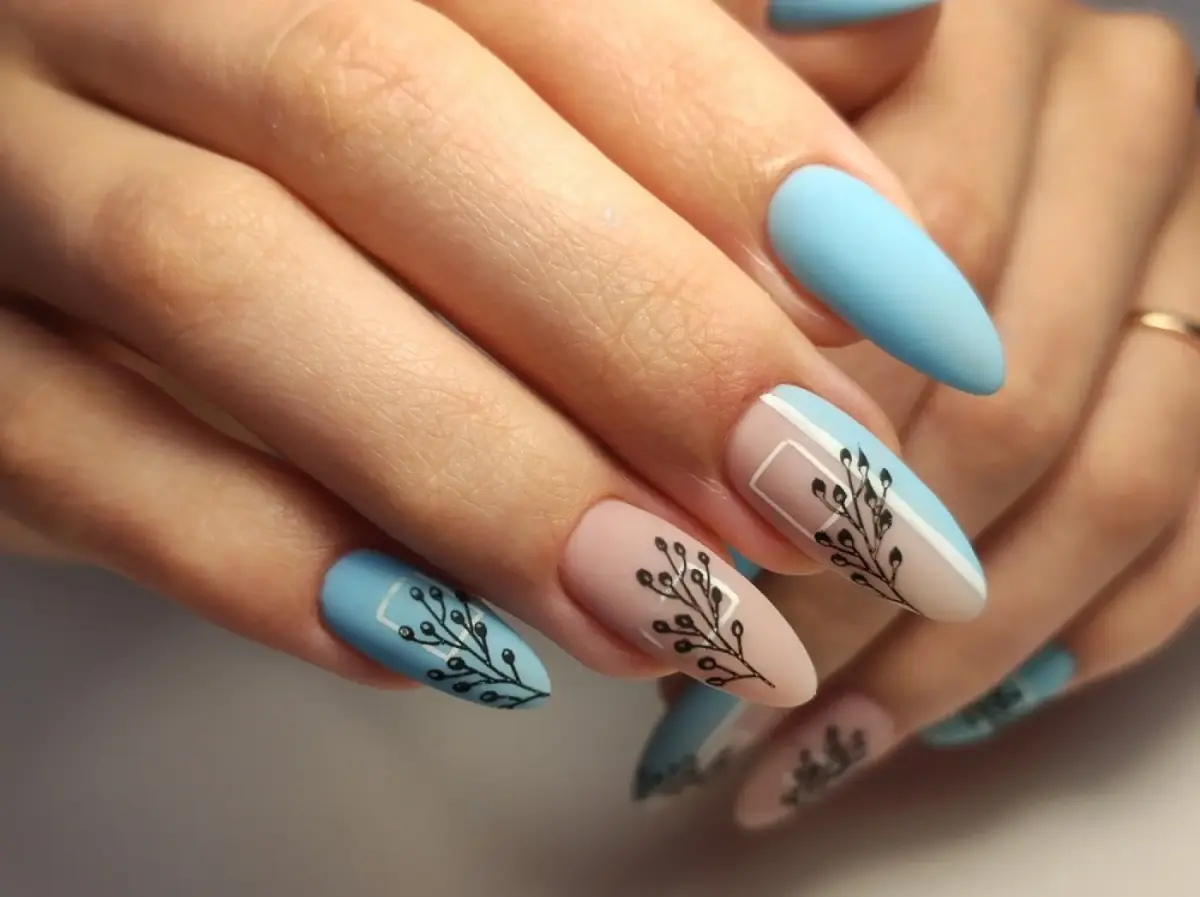 Die Schönheit der Natur findet sich auch in den Nageldesigns des kommenden Jahres wieder. Blumenmuster, Blätter und andere organische Elemente werden in die Nagelkunst integriert. Diese Designs strahlen Frische und Lebensfreude aus und sind perfekt für die wärmeren Jahreszeiten.