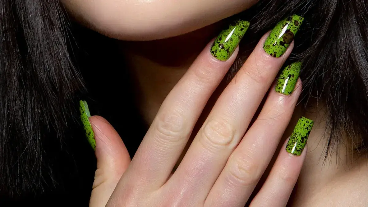 Dragon Scale Nails Trend 2026 mit Cat-Eye-Pigmenten im Nagelstudio St. Gallen Beautycenter by Neta.