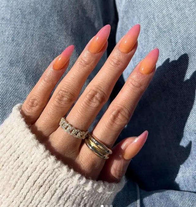9. 🌅 Sunset Nails: Farbverlauf wie ein Sonnenuntergang