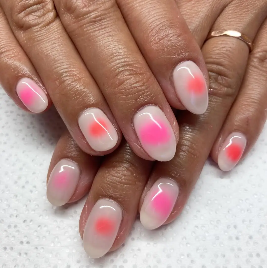 Harte Kanten waren gestern. 2026 dürfen Ränder bewusst weich und leicht verlaufen sein – egal, ob beim Color-Blocking oder bei feiner Nail-Art.