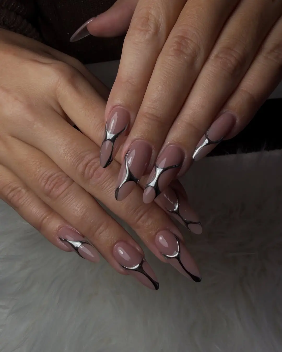 Metallische Elemente werden gezielt eingesetzt. Feine Linien oder kleine Flächen in Silber, Champagner oder Roségold sorgen für dezente Eleganz statt lauter Statements.