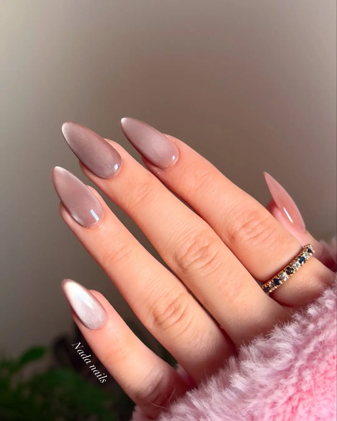 Elegantes Cat-Eye-Design auf kurzen Gelnägeln, modelliert für unsere Kundinnen aus Herisau und Abtwil.