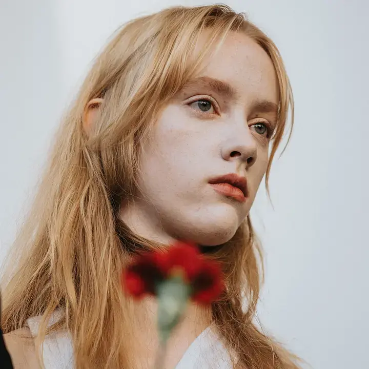 Voluminöse Curtain Bangs für dünnes Haar – meisterhafter Haarschnitt beim Coiffeur St. Gallen an der Kräzernstrasse.