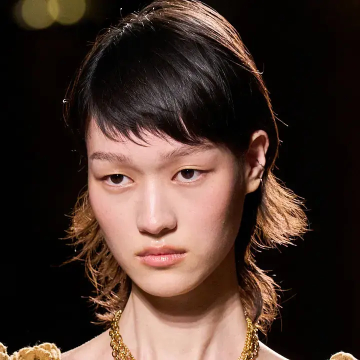 Asymmetrischer Haarschnitt für dynamisches Volumen von Ella, Master Stylist im Beautycenter by Neta St. Gallen.