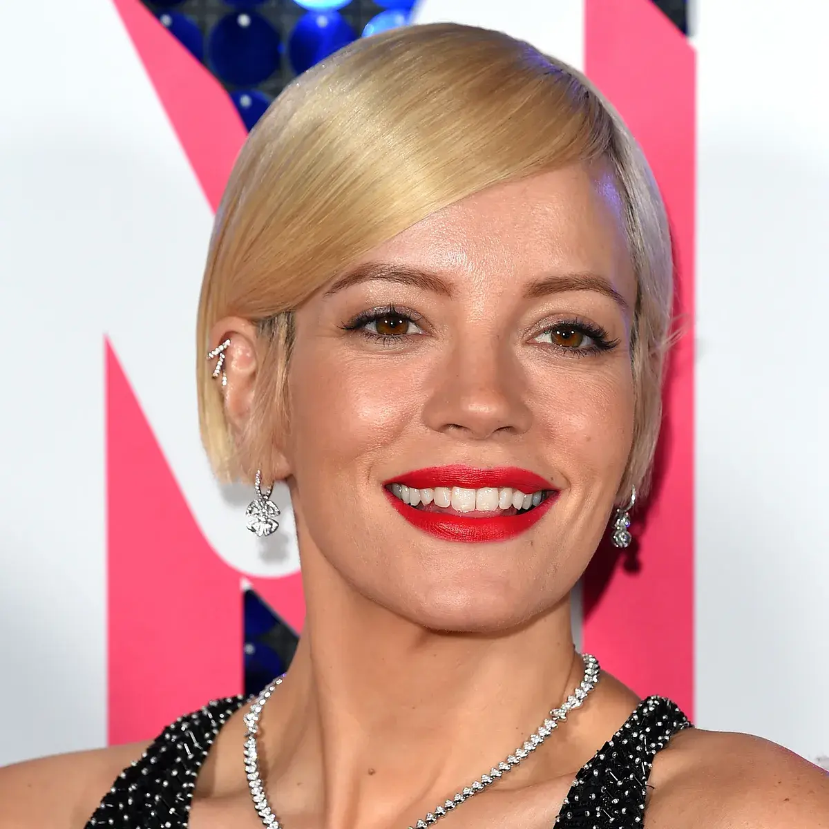 Trendfrisur Mini-Bob 2026, moderner Damen Haarschnitt im Premium Coiffeur St. Gallen.