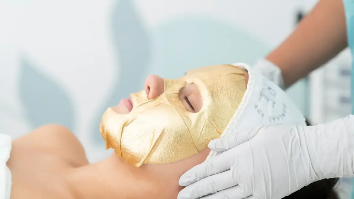 Frau mit einer Gesichtsmaske