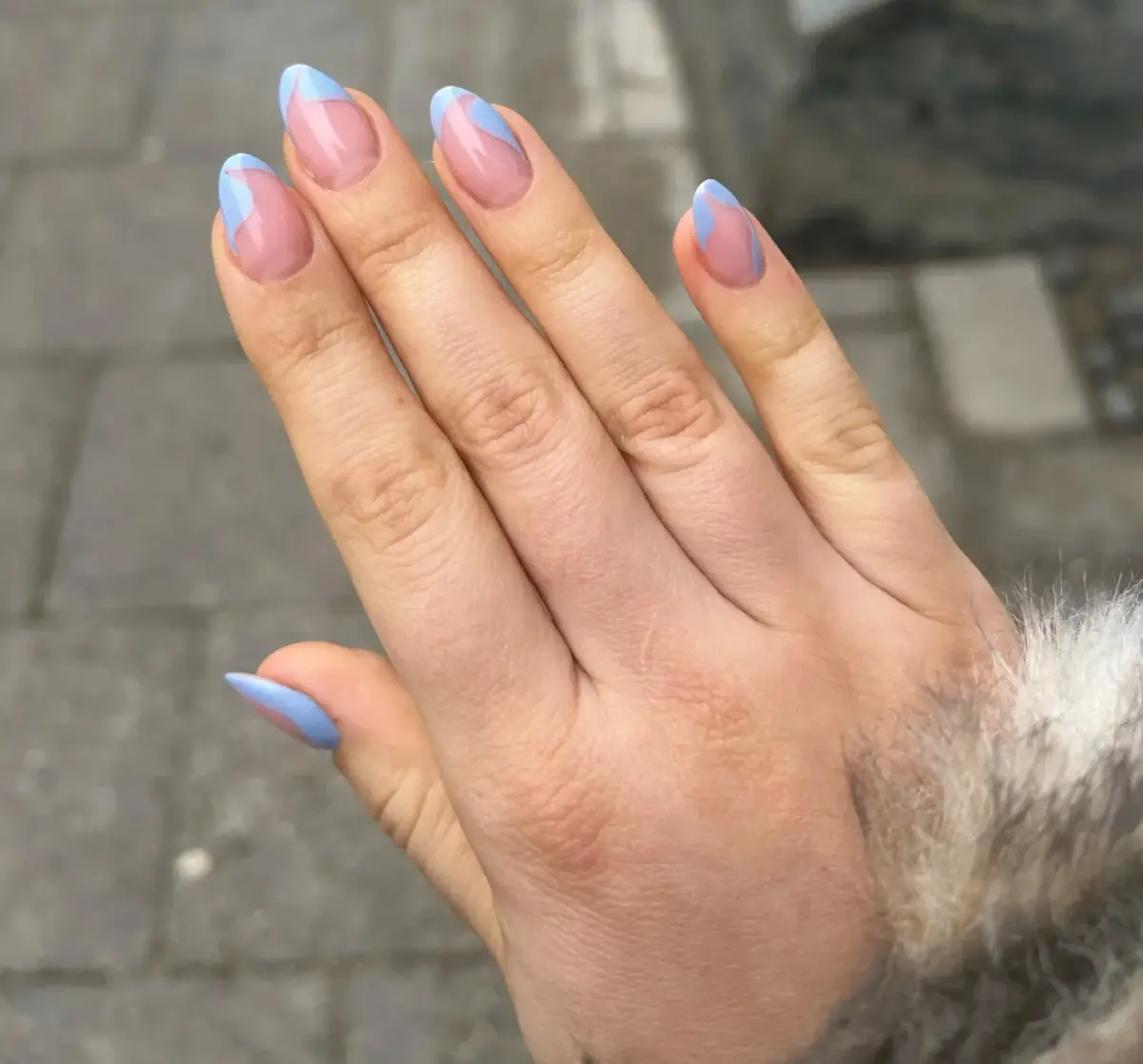 Moderne French Nails mit bunten Spitzen in Pastellfarben. Kreatives Nageldesign für den Frühling im Beautycenter by Neta St. Gallen.