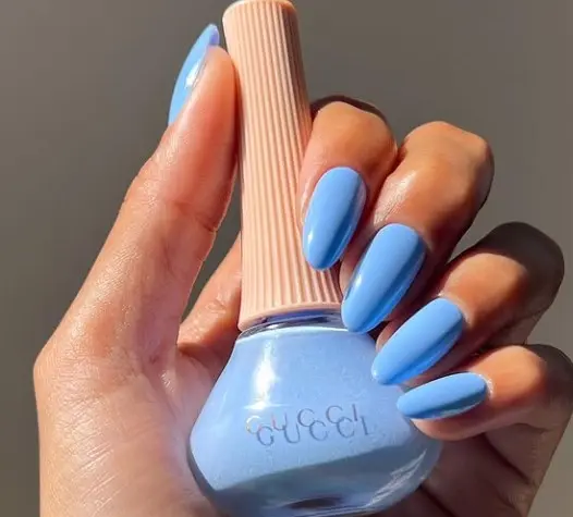 Frische Nägel in leuchtendem Poolblau. Trendige Frühlingsfarbe für Gelnägel und Shellac im Nagelstudio St. Gallen.
