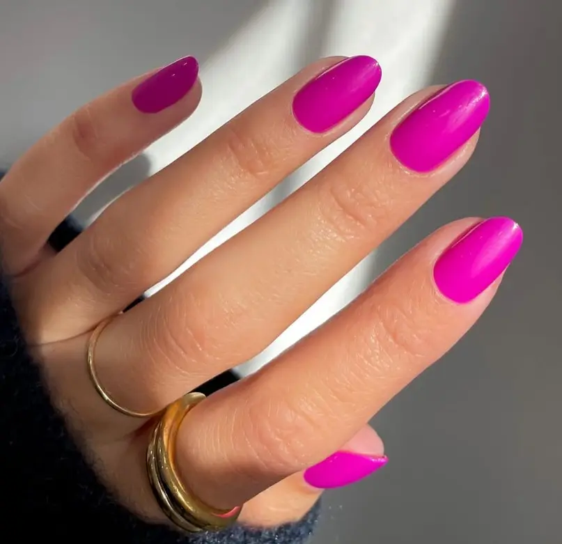 Knallige pinke Nägel im Barbie-Style. Selbstbewusster Look und maximale Haltbarkeit durch professionelle Maniküre in St. Gallen.