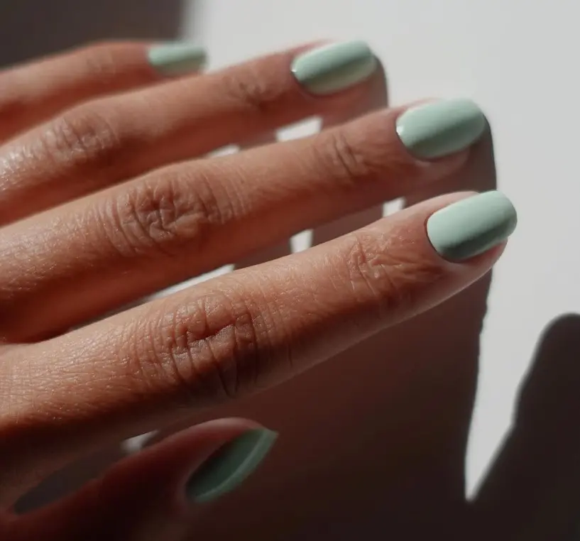 Sanftes Nageldesign in Matcha Latte Grün. Beruhigende Pastelltöne für den Frühling im Experten-Studio für Nails in St. Gallen.