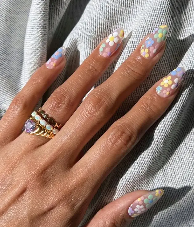 Verspielte Nailart mit kleinen Pastell-Blümchen auf hellen Nägeln. Frühlings-Trend 2026 für gepflegte Hände im Beautycenter by Neta.