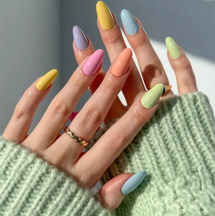 Modernes Color-Blocking auf den Nägeln mit harmonischen Frühlingsfarben. Individuelle Gelnägel ohne Aufpreis im All-Inclusive Paket.