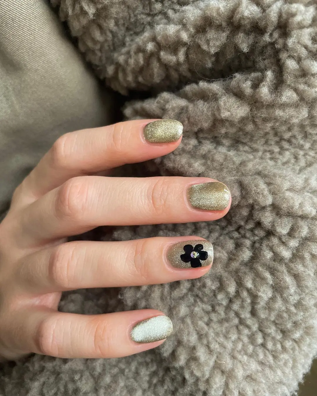 Schimmernde Velvet Nails mit samtigem Effekt, trendige Nailart im Beautycenter by Neta St. Gallen.