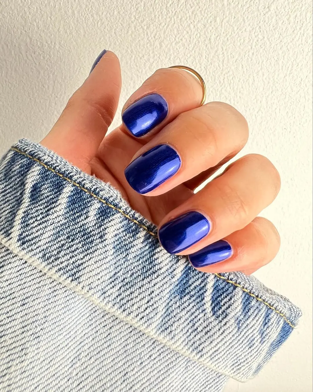 Frische blaue Nägel in verschiedenen Aqua-Tönen, Nageltrend für den Frühling im Nagelstudio St. Gallen.