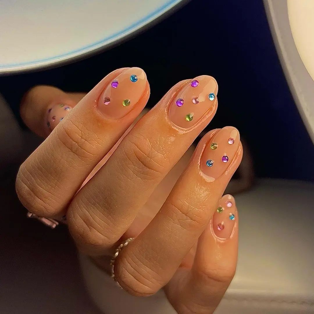 Hochwertiges Nageldesign mit dezenten Strass-Applikationen für Glamour, kreative Nailart St. Gallen.