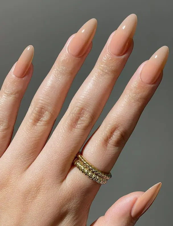 Gepflegte Nude Nägel in Ballet Beige im Clean Girl Look, professionelles Nagelstudio St. Gallen.