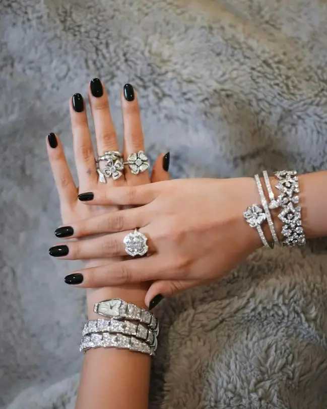 Edle schwarze Gelnägel mit extremem Spiegelglanz, modernes Premium Nageldesign in St. Gallen.