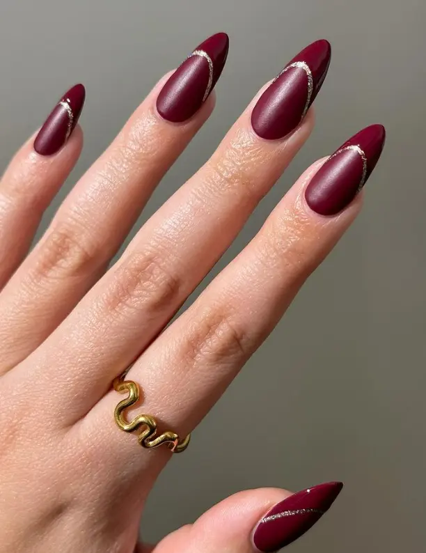 Rote Velvet Nails mit samtigem Schimmer, Premium Gelnägel im besten Nagelstudio St. Gallen.