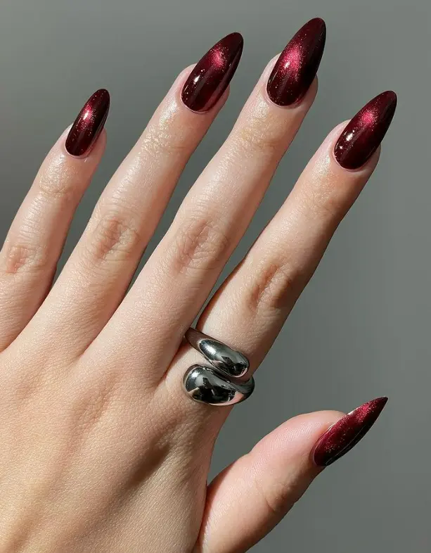 Tiefrote Beerenfarben mit luxuriösem Magnet-Effekt, exklusive Velvet Nailart im Beautycenter St. Gallen.