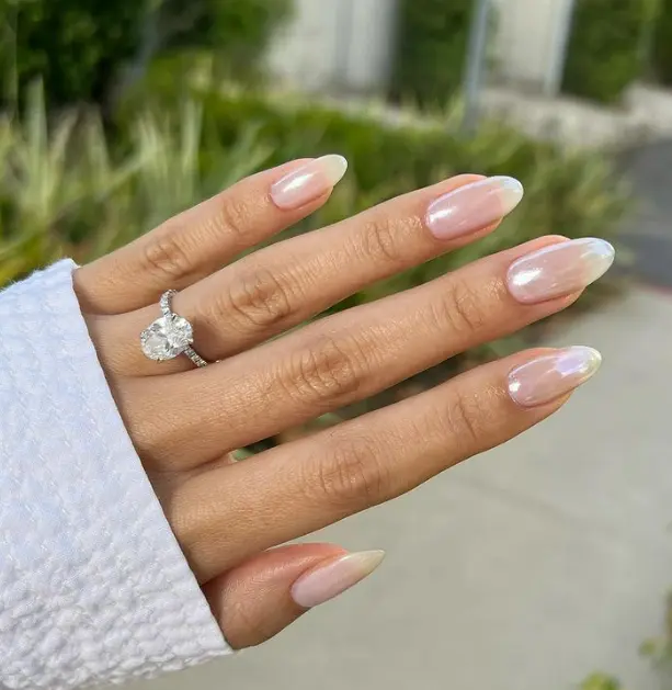 Schimmernde Glazed Nails mit Chrome-Effekt, moderner Frühlings-Nageltrend in St. Gallen.