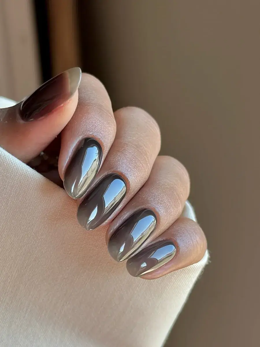 Die Rückkehr der dunklen Farben Nägel im Beautycenter by Neta St. Gallen