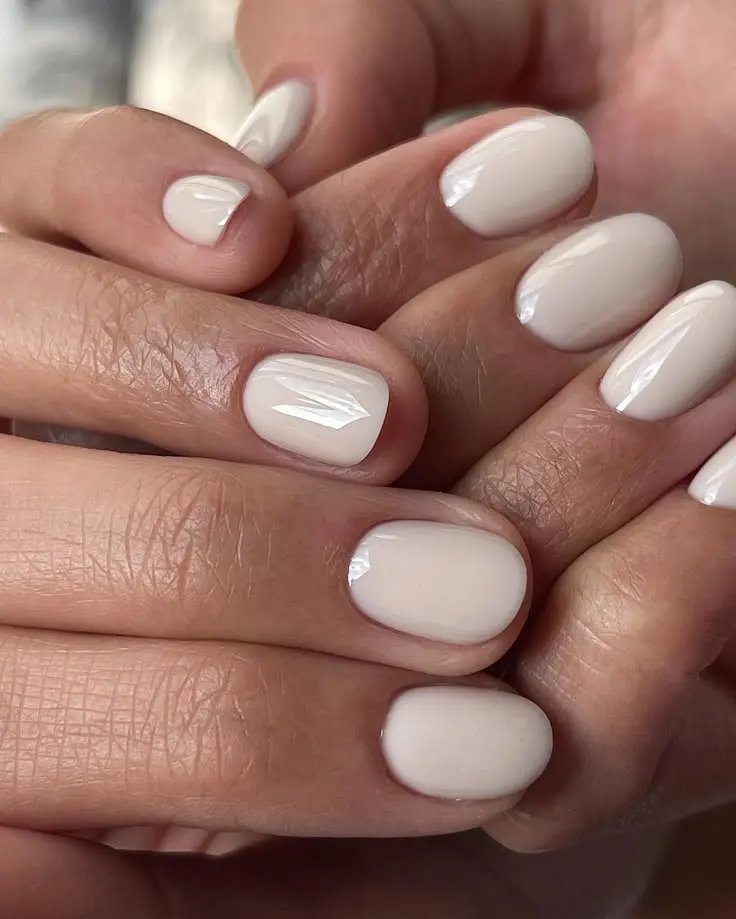 Dezente Nailart und gepflegte Nagelhaut passend zum Scandi Trend bei Neta und Lena.