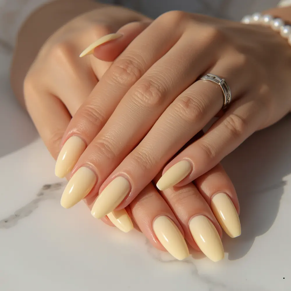 Perfekter Full-Cover Look in cremigem Vanille-Gelb, modelliert mit der extra dünnen Gel-Technik im Beautycenter by Neta in St. Gallen.