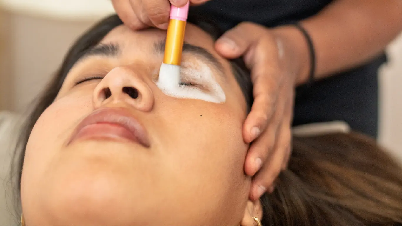 Wimpernpflege Anleitung mit ölfreiem Wimpernshampoo und Pinsel