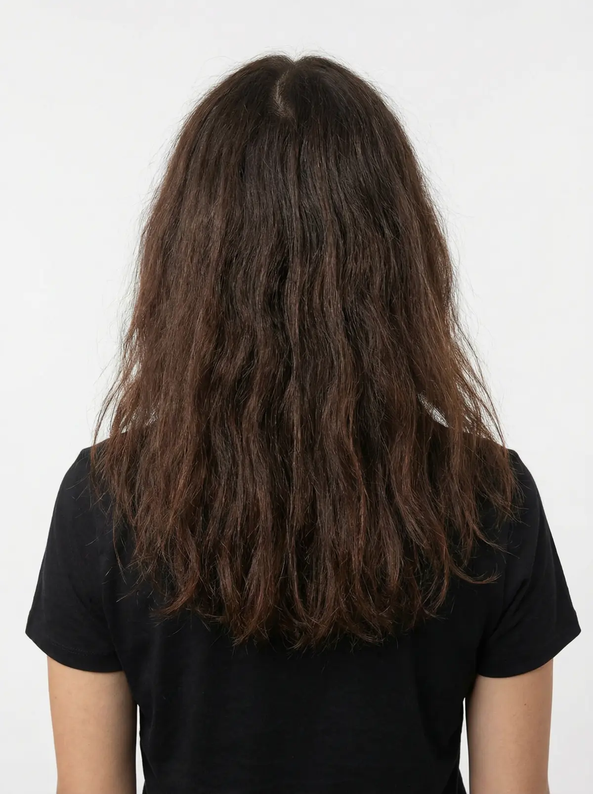 Strapaziertes Haar vorher — trocken und porös nach mehreren Färbungen