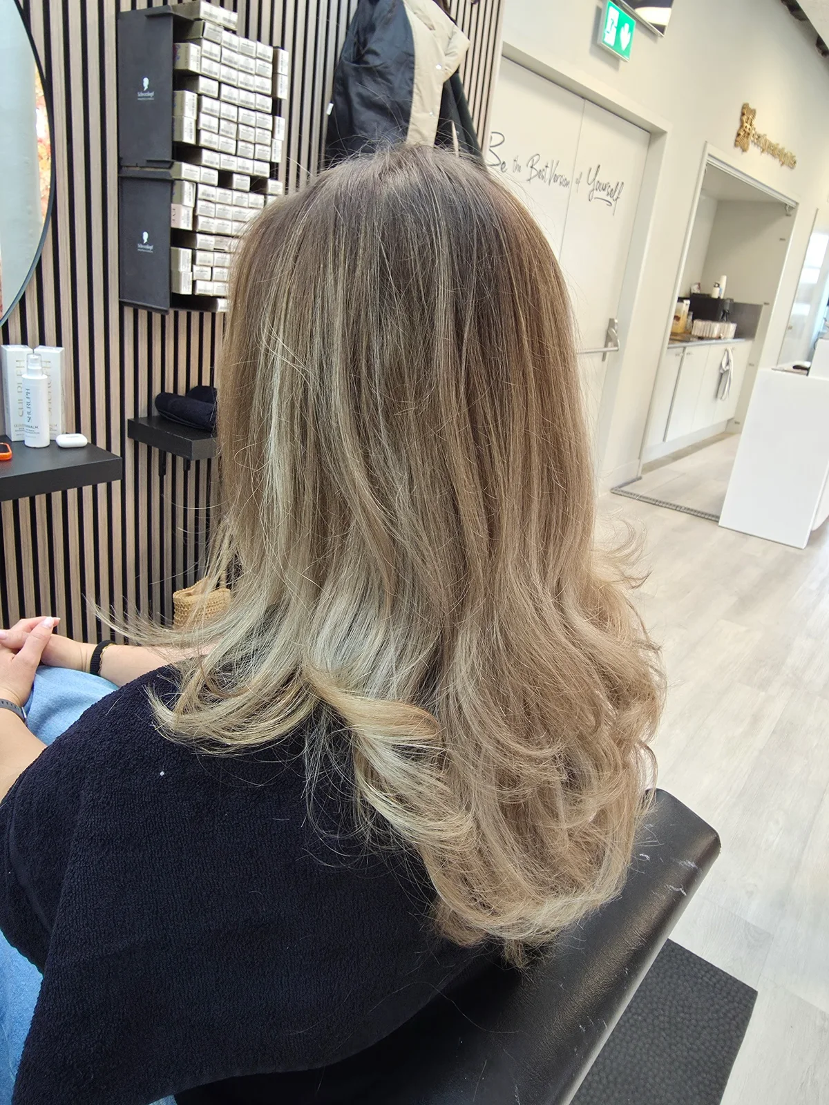 Beige-blonde Wellen aus dem Beautycenter by Neta, von hinten fotografiert