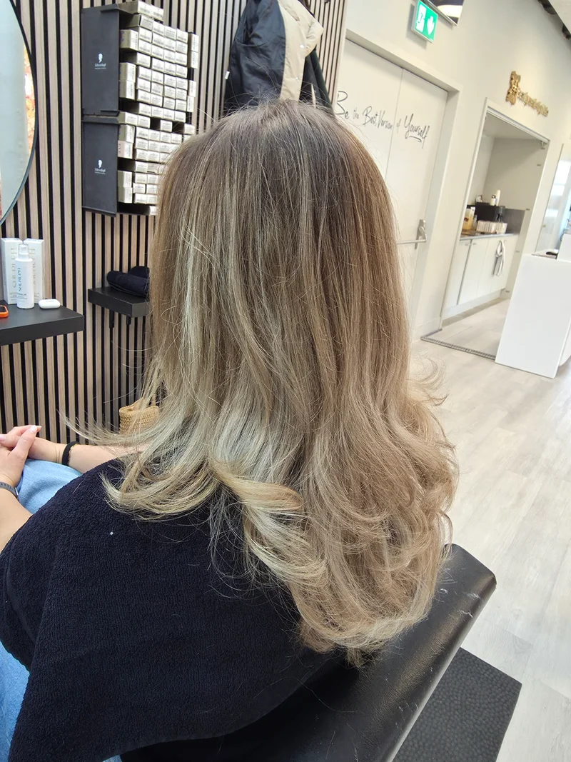 Beigeblonde Wellen mit dunklerem Ansatz, im Beautycenter by Neta fotografiert