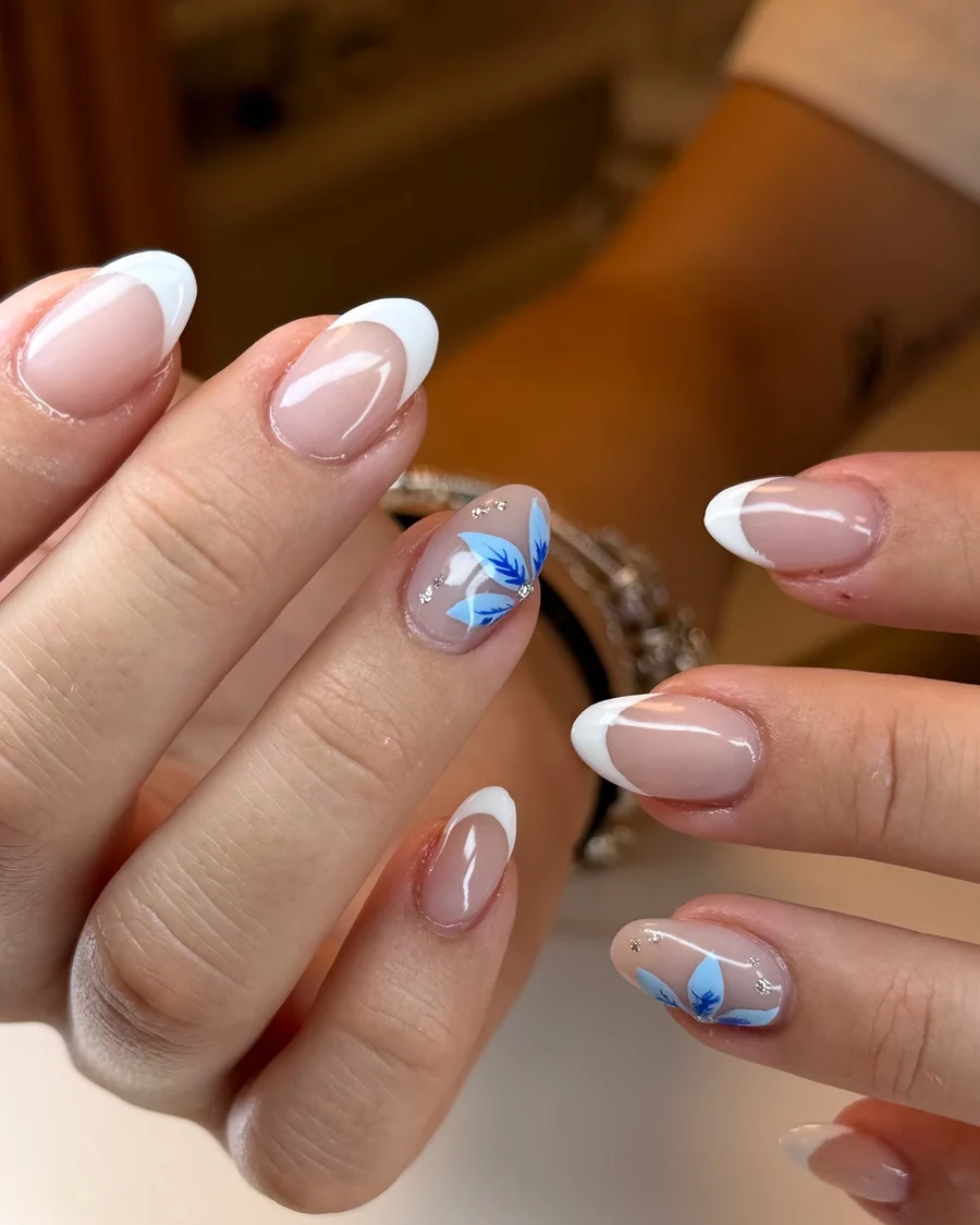 French Nails mit blauem Nailart aus dem Nagelstudio Beautycenter by Neta St. Gallen