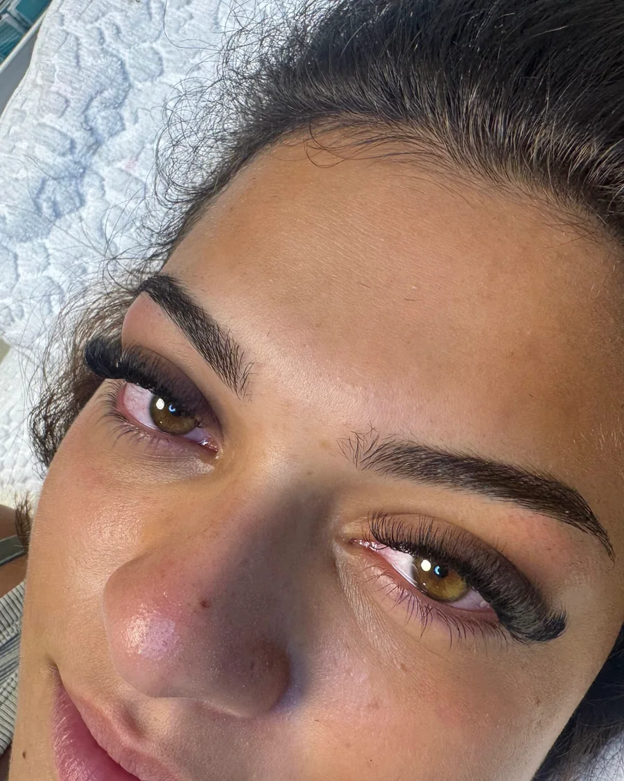 Detailaufnahme einer präzisen Wimpernverlängerung im Beautycenter by Neta St. Gallen