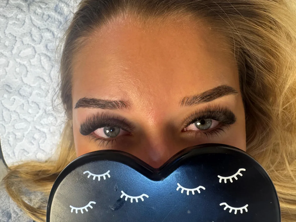 Augenpartie mit dunklen Wimpern aus dem Beautycenter by Neta