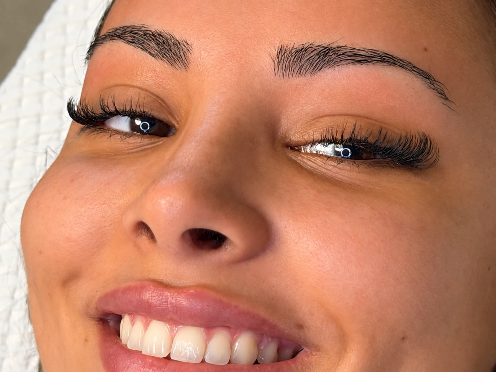 Kundin mit dunklen Wimpernverlängerungen im Beautycenter by Neta