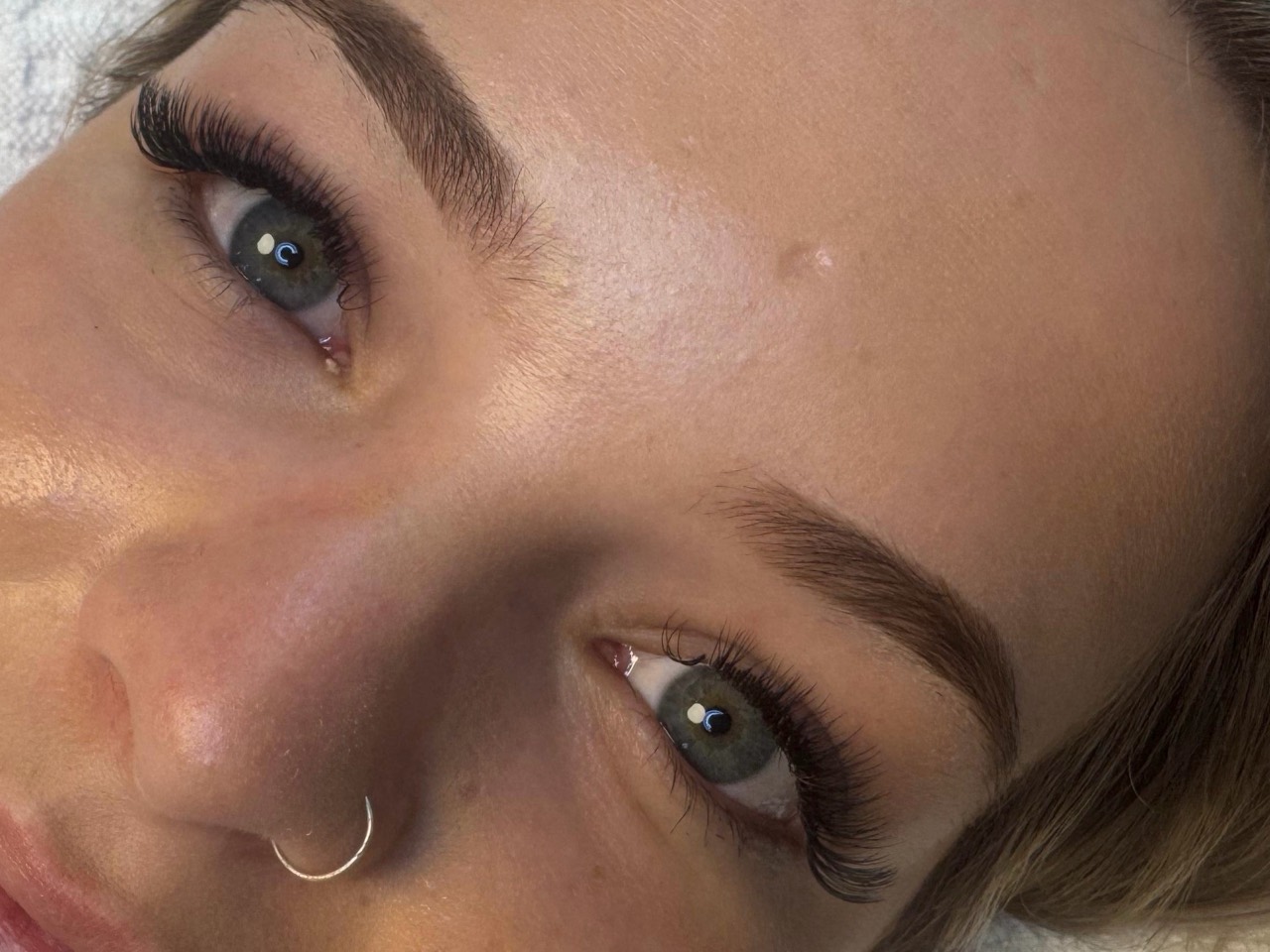 Nahaufnahme dichter dunkler Wimpern