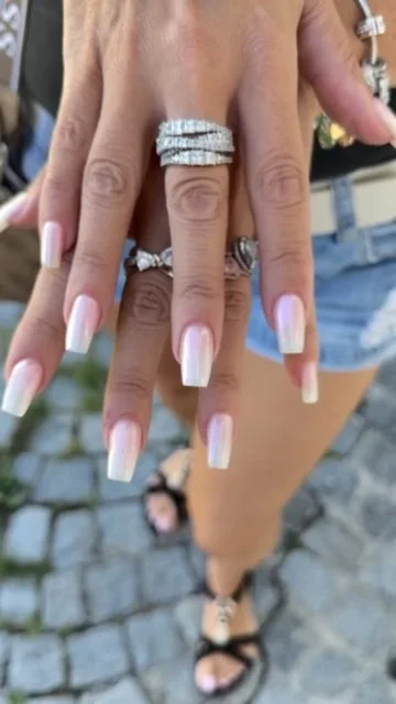 Weisse French-Nägel an einer Hand