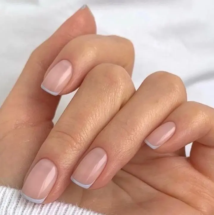 Frühlingsnägel 2026 Trend 4: Minimalistische Barely-There French Maniküre mit dünner Gel-Modellierung bei Beautycenter Neta St. Gallen