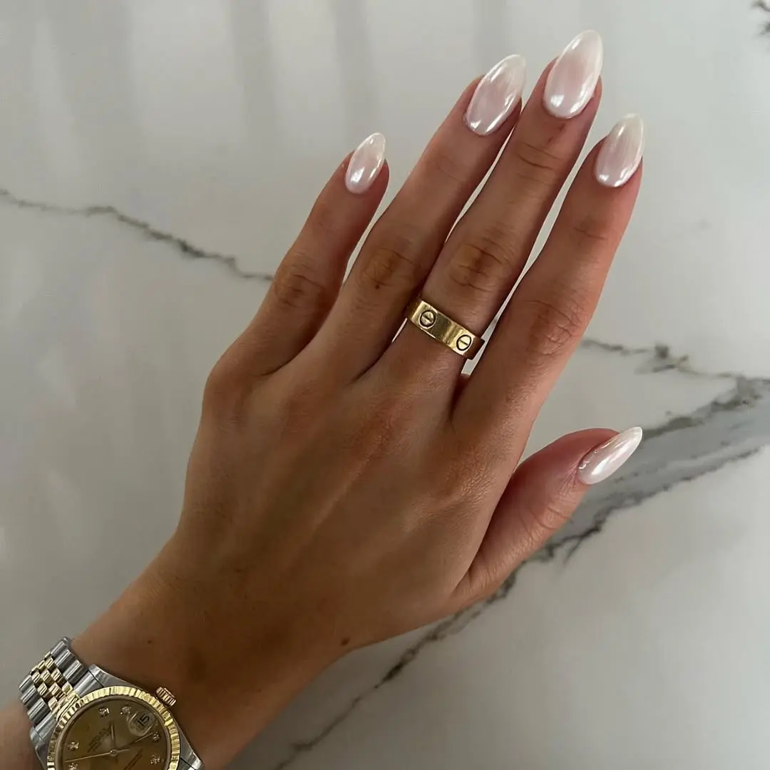 Frühlingsnägel 2026 Trend 2: Milky Chrome — milchiger zurückhaltender Spiegelglanz statt extremem Chrome-Effekt, von Neta in St. Gallen Winkeln