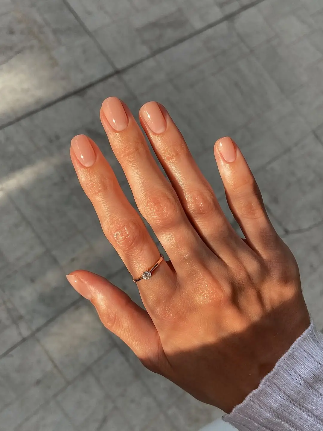 Frühlingsnägel 2026 Trend 6: Squoval-Form (Mischung aus eckig und oval) und kurze Almond — moderne Naturnagel-Optik bei Neta St. Gallen